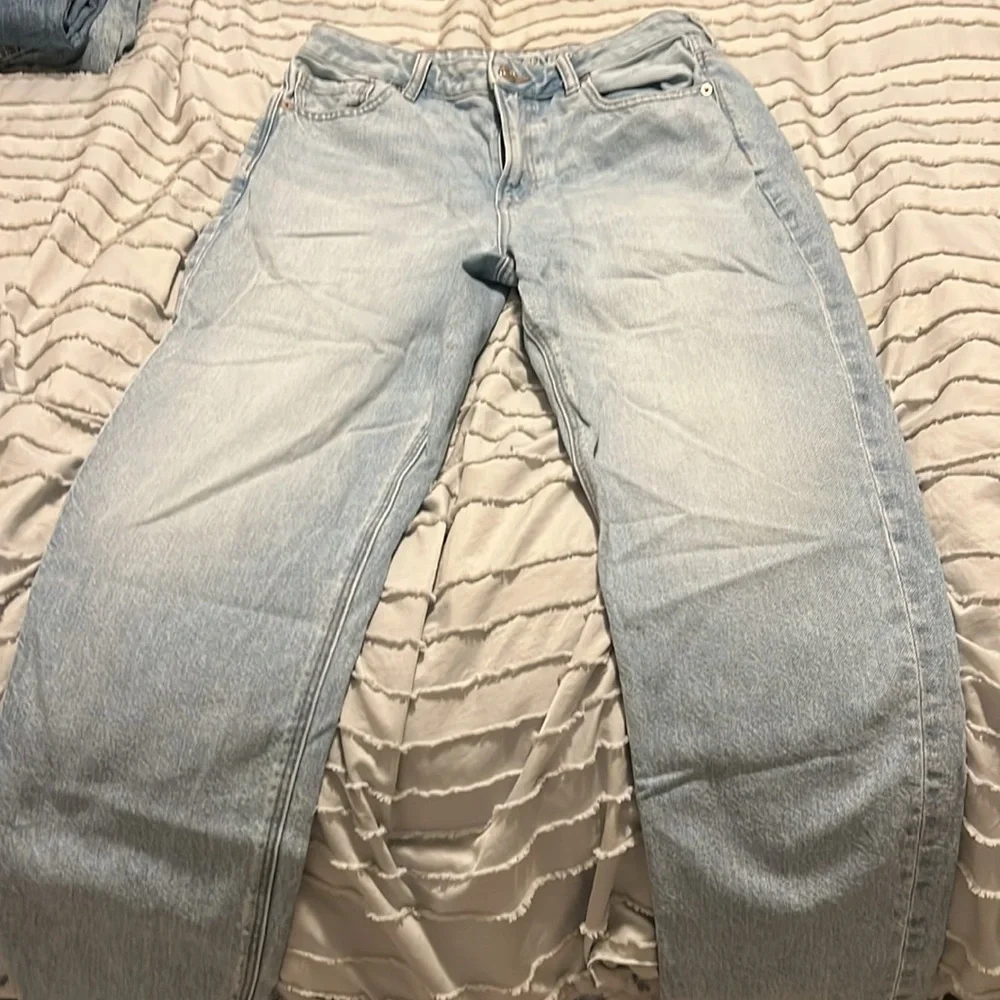 size 6 light wash women's american eagle mom jeans selling for $25🛍️ - Picture 3 of 3
